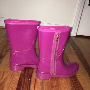 Short fuchsia rain boots